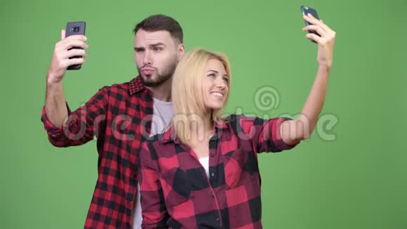年轻夫妇用电话和自拍在一起视频的预览图