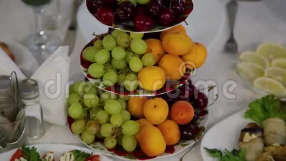 宴会桌上的新鲜水果视频的预览图