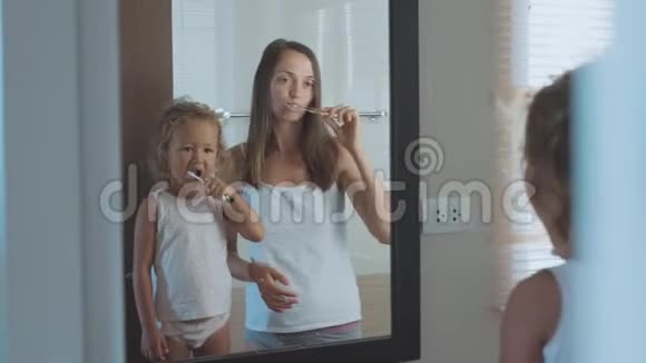 家庭在浴室用牙刷刷牙视频的预览图