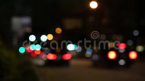 市中心坦帕的夜间交通灯不集中视频的预览图