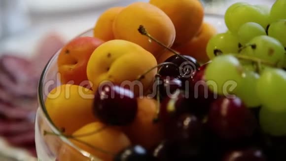宴会桌上的新鲜水果视频的预览图