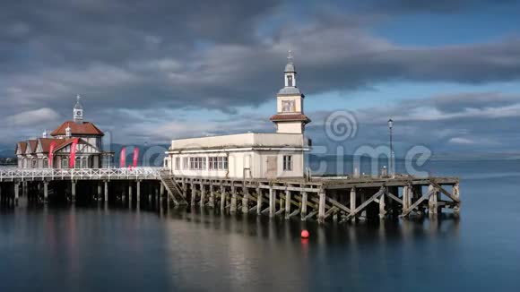 英国苏格兰西海岸杜农港被遗弃的码头和维多利亚式教堂视频的预览图