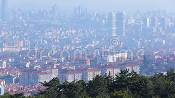 土耳其伊斯坦布尔摩天大楼和房屋的薄雾城市生态灾难视频的预览图