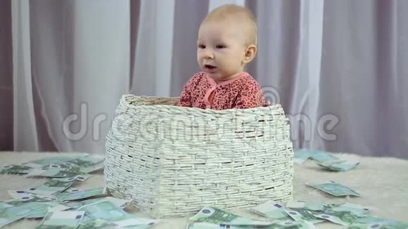 新出生的孩子看起来像是钱砸在他身上视频的预览图