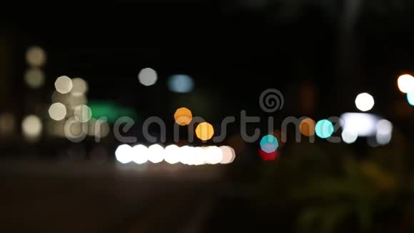 市中心坦帕的夜间交通灯不集中视频的预览图