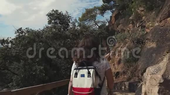 女人夏天在山上徒步旅行视频的预览图