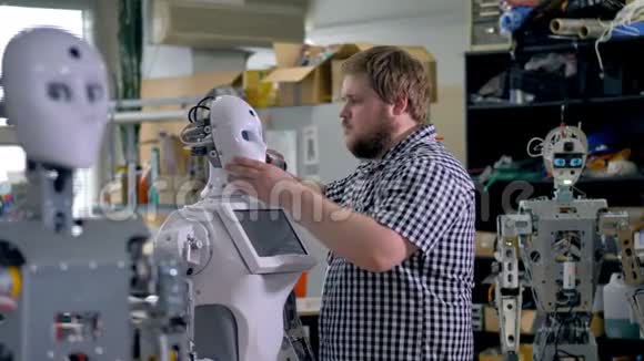 一个工程师修理机器人面具视频的预览图