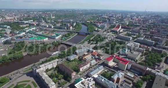 夏季蓝天下河岸上的空中大城市视频的预览图