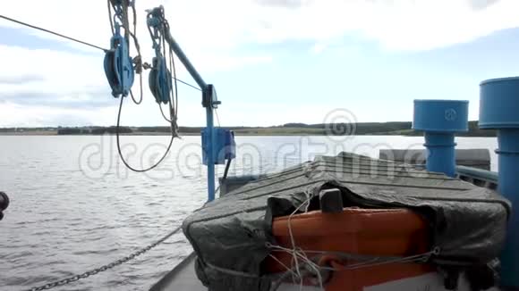 救生艇在船上救援视频的预览图