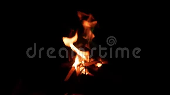 晚上在河岸边燃烧着炽热的木柴和火花用来露营美丽的抽象火花背景视频的预览图