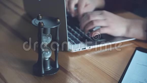 年轻的商业女性在电脑上工作穿着休闲服装衬衫在钟点附近在一个模糊的视频的预览图
