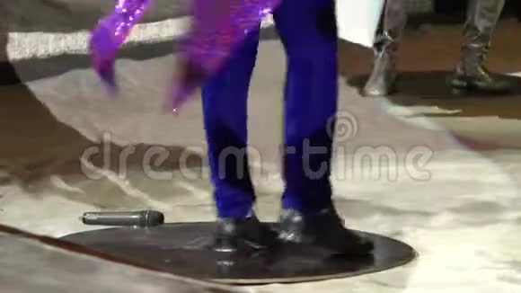 一位穿着蓝色裤子的小丑踢踏舞者在马戏团的舞台上展示各种舞步视频的预览图