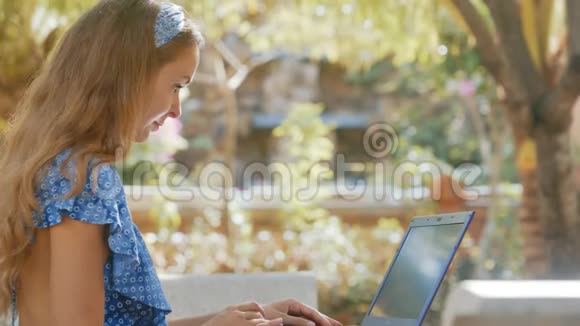 长头发女孩在电脑和接听电话视频的预览图