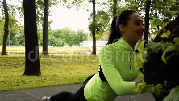女人在公园锻炼视频的预览图