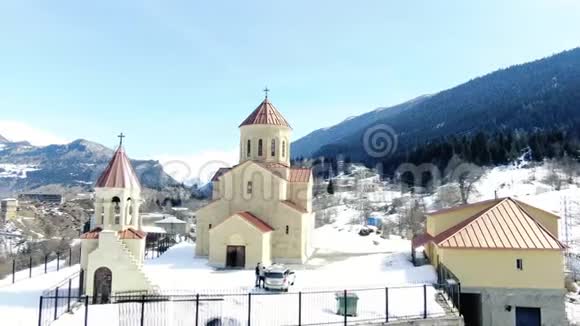 四公里山村美丽小教堂的空中镜头视频的预览图