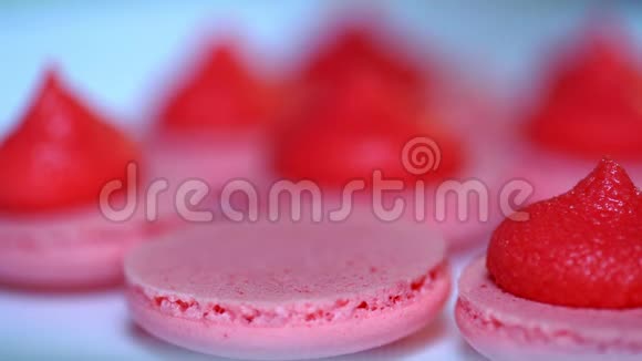 制作粉红色的马卡龙挤压和添加奶油填充从糕点袋马克龙美味美丽的法国视频的预览图