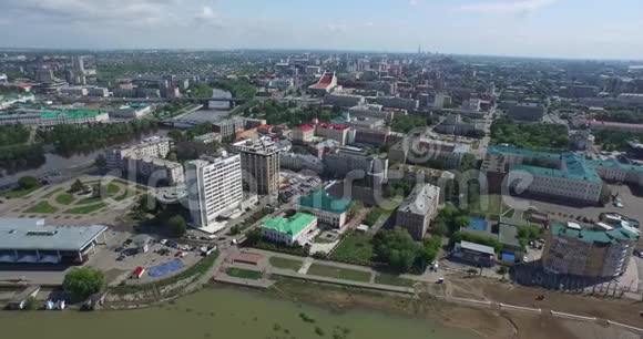 夏季上观江岸城市居住区视频的预览图