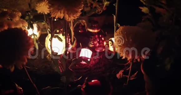 蜡烛在墓地里燃烧视频的预览图
