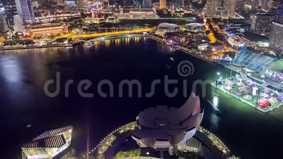 新加坡城市景观与游艇在水上夜间时间过去视频的预览图
