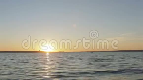 阳光普照的小路上有海湖河时间推移视频的预览图