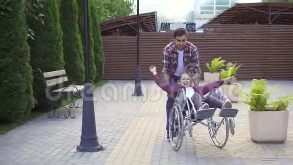 在公园里一个坐轮椅的快乐少年视频的预览图