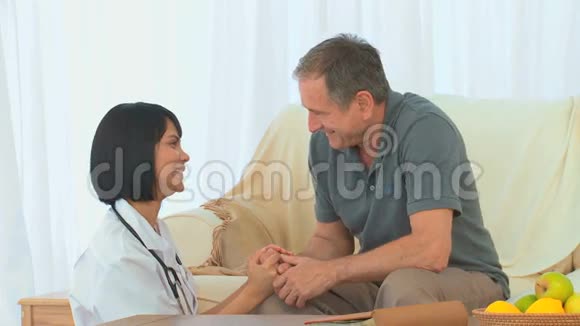 亚洲护士和她的病人说话视频的预览图
