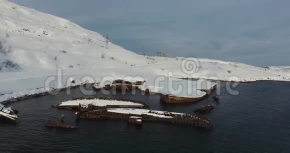 山坡上覆盖着雪的半长空中渔船视频的预览图