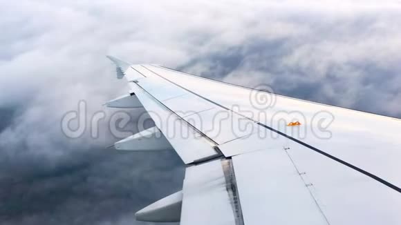 从客机机翼的平面上看视频的预览图