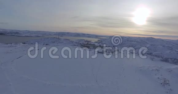 阳光照射下海湾的雪景视频的预览图