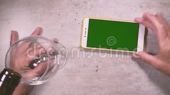 慢镜头在杯中斟酒手握电话俯视视频的预览图