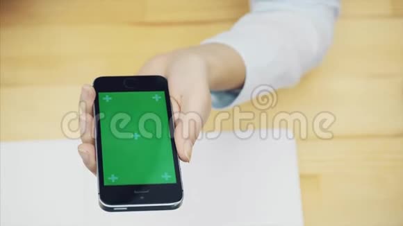 女性手触摸智能手机使用设备进行通信办公室桌上有电脑和设备视频的预览图