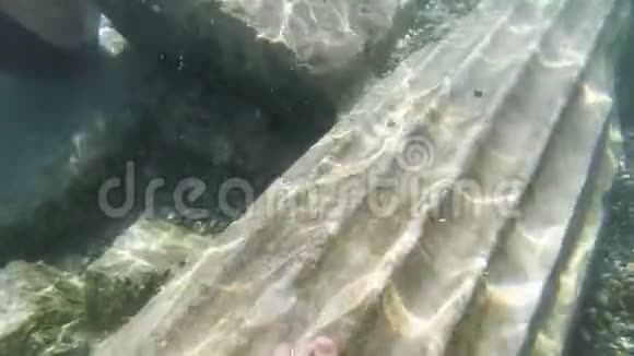 男人的脚在温泉的水下石头上行走视频的预览图