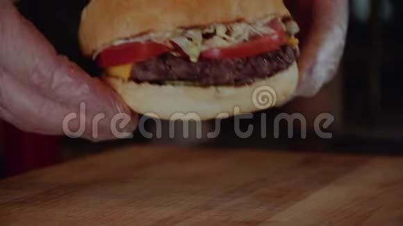 厨师把汉堡放在沃登服务板上做汉堡的厨师视频的预览图