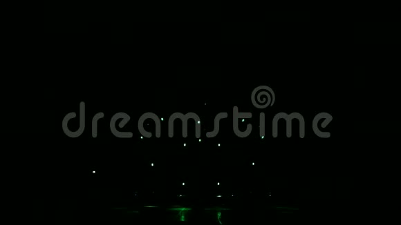 绿色的聚光灯在黑暗中的一个空荡荡的音乐会舞台上形成了一颗心视频的预览图