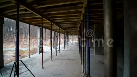 摄像机在支撑混凝土结构的建筑物支架之间的移动未完成的地板视频的预览图