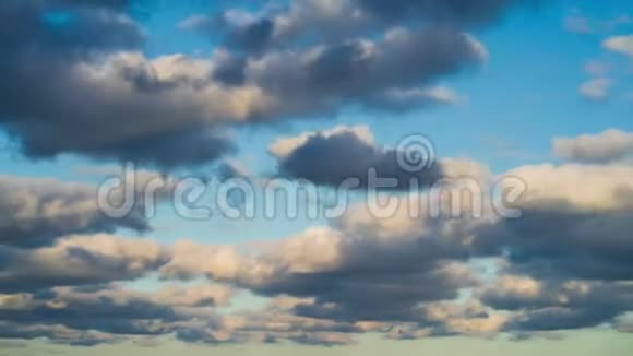 蓝天上蓬松的云彩的时间流逝片段天堂背景视频的预览图
