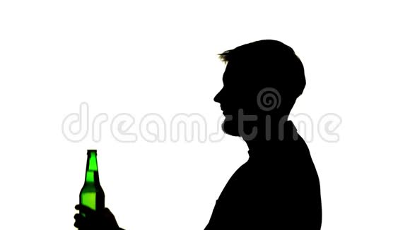 房间里的人坐着打开瓶子喝酒侧视白色背景视频的预览图