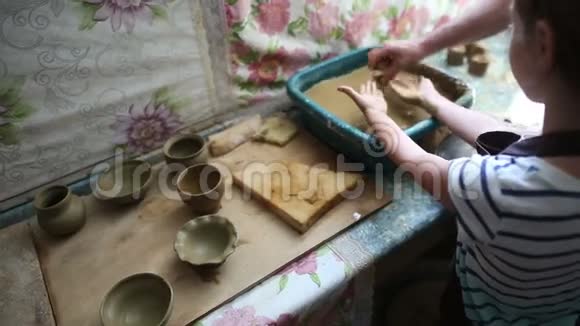 一个快乐的小女孩在一个陶艺作坊里洗手视频的预览图