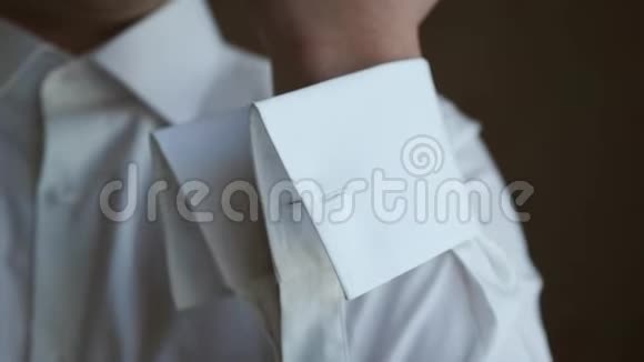 衬衫袖子上扣着扣子的袖扣男人穿着白色衬衫近点视频的预览图