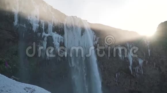 冰岛的瀑布直冒视频的预览图