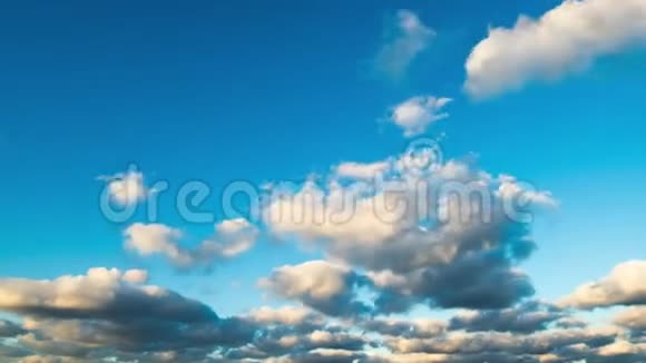 时间推移滚动的云阴沉的阴天和蓝天飞越云循环云景白天视频的预览图
