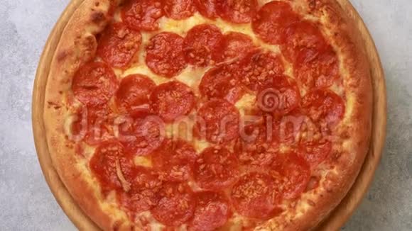 桌上旋转着美味的意大利香肠披萨视频的预览图