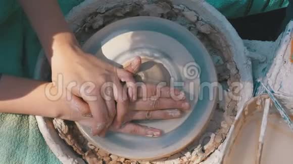 波特的手在陶工的车轮上用粘土工作视频的预览图