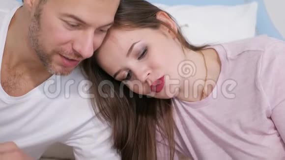 迷人的男人和女人在卧室里看着甜蜜的熟睡的婴儿视频的预览图