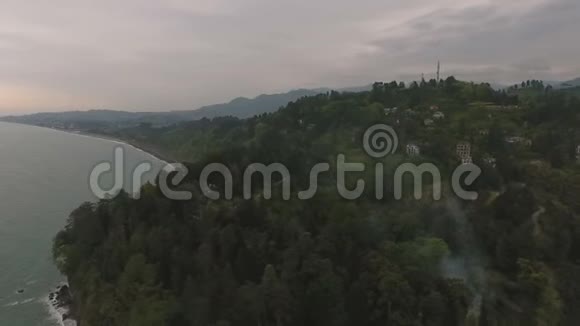 黑海在巴统的黄昏阴沉的天空之上的绿色植物园旅行视频的预览图
