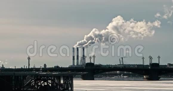 圣彼得堡冬季吸烟的工厂烟囱视频的预览图