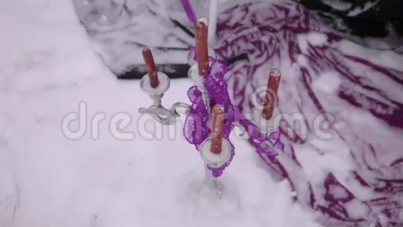 带蜡烛的烛台矗立在雪地上冬天视频的预览图
