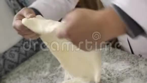 熟练的面包师揉捏面团形成卡查普里格鲁吉亚的烹饪传统视频的预览图