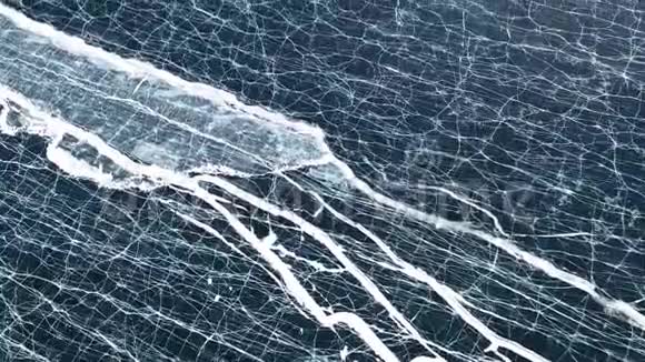 空中透视美丽的深蓝冰纹理冰冻贝加尔湖表面与钻捕获视频的预览图