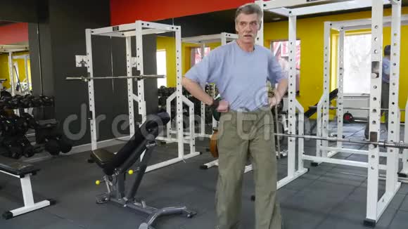 老年人在健身房锻炼视频的预览图